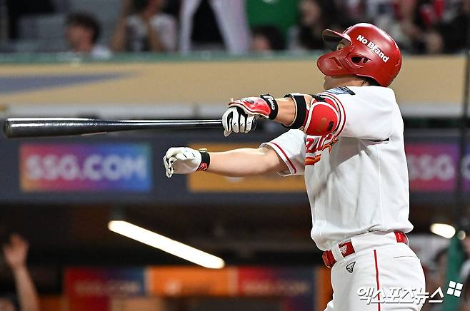 30일 오후 인천SSG랜더스필드에서 열린 '2024 신한 SOL Bank KBO리그' 키움 히어로즈와 SSG 랜더스의 경기, 4회말 2사 만루 SSG 최정이 만루 홈런을 날리고 있다. 엑스포츠뉴스 DB