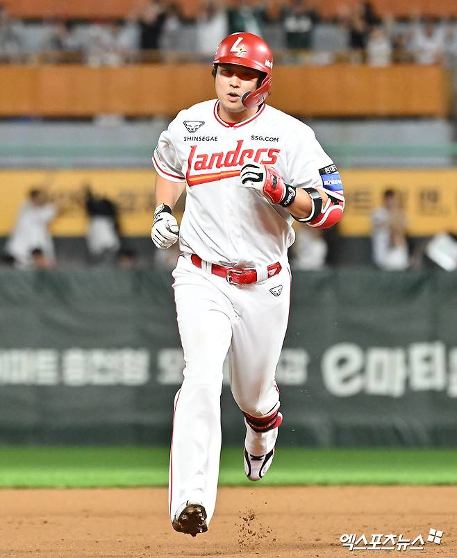 30일 오후 인천SSG랜더스필드에서 열린 '2024 신한 SOL Bank KBO리그' 키움 히어로즈와 SSG 랜더스의 경기, 4회말 2사 만루 SSG 최정이 만루 홈런을 날린 후 그라운드를 돌고 있다. 엑스포츠뉴스 DB