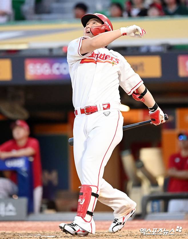 27일 오후 인천SSG랜더스필드에서 열린 '2024 신한 SOL Bank KBO리그' KT 위즈와 SSG 랜더스의 경기, 5회말 2사 SSG 최정이 솔로 홈런을 날리고 있다. SSG 최정은 이 홈런으로 KBO 통산 2번째 9시즌 연속 20홈런을 기록하게 되었다. 엑스포츠뉴스 DB