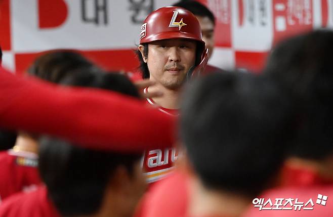 1일 오후 서울 구로구 고척스카이돔에서 열린 '2024 신한 SOL Bank KBO리그' SSG 랜더스와 키움 히어로즈의 경기, 1회초 2사 1루 SSG 최정이 투런 홈런을 날린 후 더그아웃에서 하이파이브를 하고 있다. 엑스포츠뉴스 DB