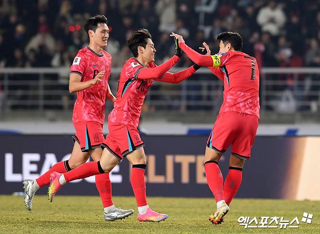 홍명보 감독이 이끄는 대한민국 축구대표팀은 20일 고양종합운동장에서 열린 2026 월드컵 아시아 3차예선 B조 7차전 오만과의 홈 경기에서 전반 41분 황희찬이 선제골을 터트렸으나 후반 35분 알리 알 부사이디에 통한의 동점포를 내주고 1-1로 비겼다. 이날 무승부로 지난해 11월 약체 팔레스타인과의 원정 경기에 이어 월드컵 3차예선 두 경기 연속 무승부를 기록하는 부진에 빠졌다. 한국은 4승 3무(승점 15)로 무패 행진을 질주하며 B조 선두를 지키긴 했으나 B조 2위 이라크(승점 11), 3위 요르단(승점 9)에 추격의 빌미를 내줬다. 이날 무승부로 한국은 이달 홈 2연전에서 본선행 조기 확정에 성공하겠다는 계획에 큰 차질을 빚었다. 고양, 고아라 기자