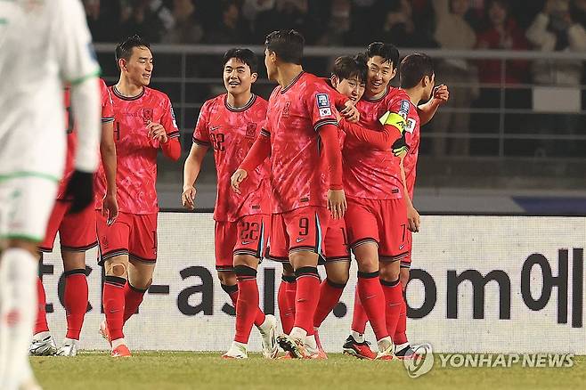 작전지시하는 홍명보 감독 (고양=연합뉴스) 서대연 기자 = 20일 경기도 고양종합운동장에서 열린 2026 북중미 월드컵 아시아 3차 예선 B조 7차전 대한민국과 오만의 경기.
홍명보 감독이 작전을 지시하고 있다. 2025.3.20 dwise@yna.co.kr