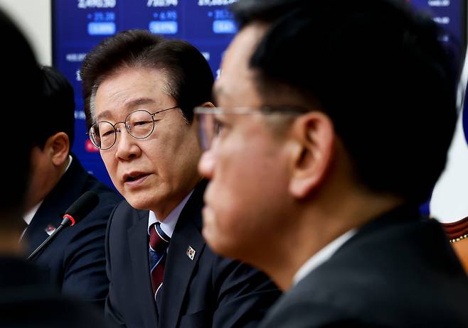 이재명 더불어민주당 대표가 지난 1월 13일 국회에서 최상목 대통령 권한대행과 만나 발언하고 있다. 민주당은 20일 최 대행에 대한 탄핵 소추 절차를 개시한다고 했다. /뉴스1