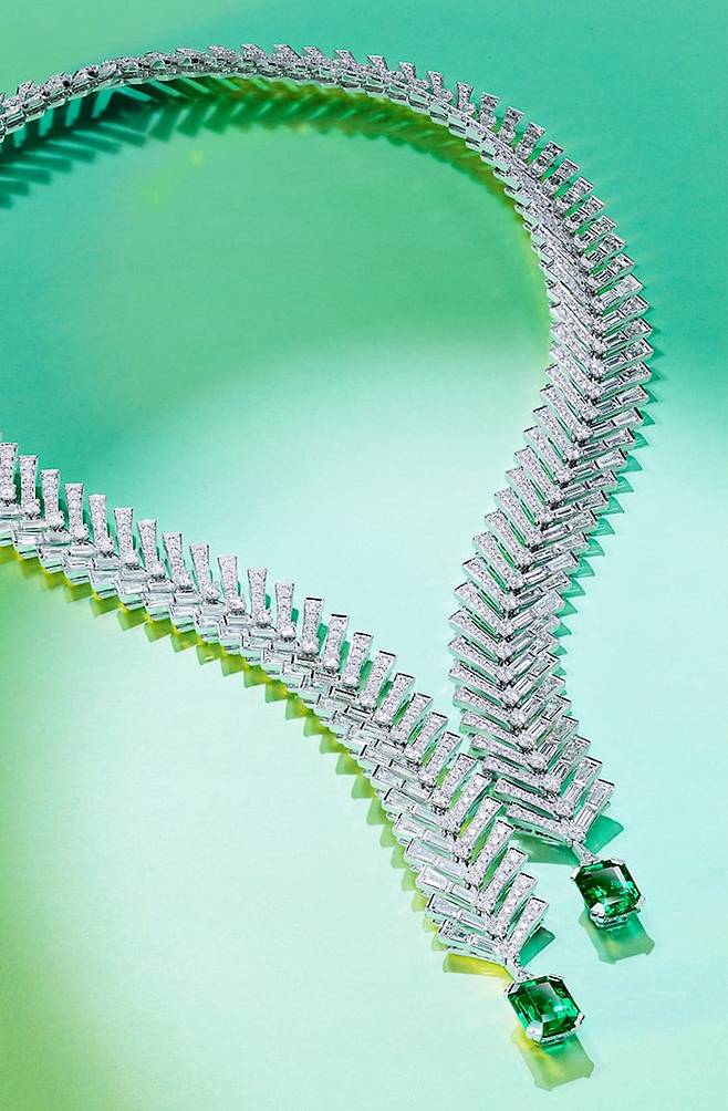 화이트 골드 소재에 에메랄드와 다이아몬드가 세팅된 무슈 프레드 아이디얼 라이트 브라이트 바이탈리티 네크리스. /프레드 제공