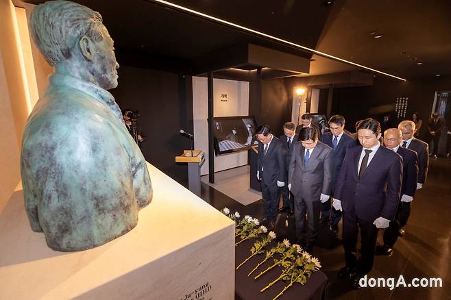 HD현대는 21일 판교 HD현대 글로벌R&D센터에서 권오갑 회장, 정기선 수석부회장 등 주요 경영진이 참석한 가운데 정주영 창업자 24주기 추모식을 진행했다.