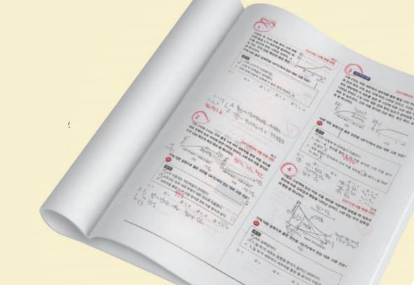 김지명 군이 풀었던 생명과학Ⅱ 문제집. 김 군은 틀린 문제가 생기면 나중으로 미루지 않고 그 자리에서 곧바로 문제집에 정리했다.