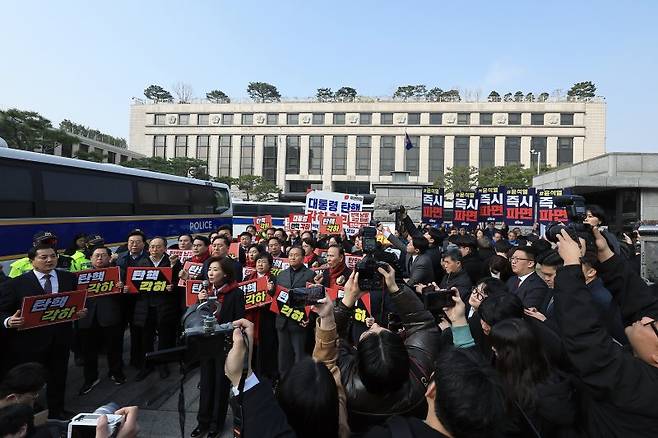 민의힘과 더불어민주당 의원들이 21일 오전 서울 종로구 재동 헌법재판소 앞에서 헌재의 탄핵 각하, 즉시 파면 촉구 기자회견을 동시에 하고 있다./사진=뉴스1화상