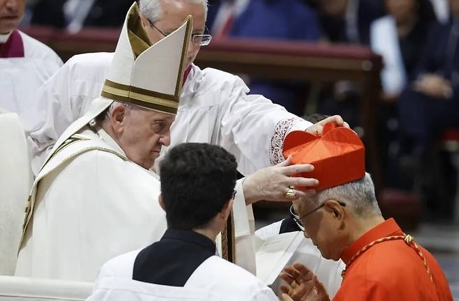 지난 2022년 8월27일 바티칸 성베드로대성당에서 거행된 추기경 서임식에서 프란치스코 교황이 유흥식 추기경에게 추기경의 상징인 각모를 씌워주고 있다. 바티칸/EPA 연합뉴스