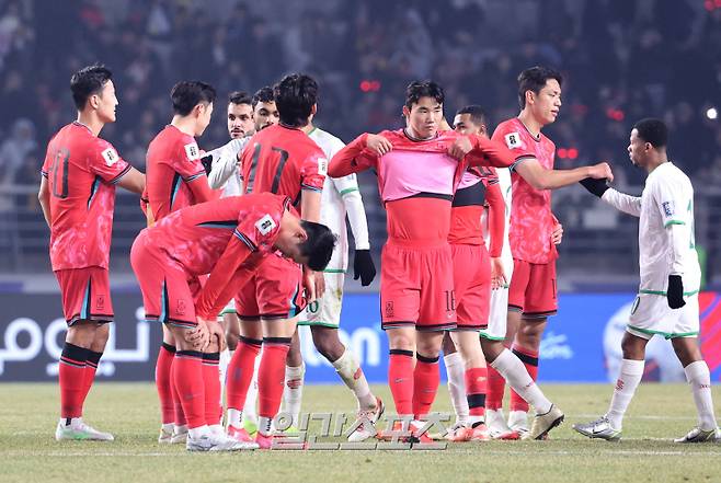 2026 FIFA 북중미 월드컵 아시아지역 3차 예선 B조 조별리그 7차전 대한민국과 오만의 경기가 20일 오후 경기 고양시 고양종합운동장에서 열렸다. 1대 1 무승부로 경기를 마친 대표팀 선수들이 아쉬워하고 있다. 고양=김민규 기자 mgkim1@edaily.co.kr /2025.03.20/