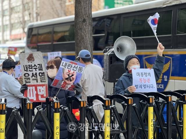 ▲ 20일 서울 종로구 헌법재판소 부근에서 윤석열 대통령 탄핵심판 인용을 촉구하는 집회가 진행되고 있다. 이세훈