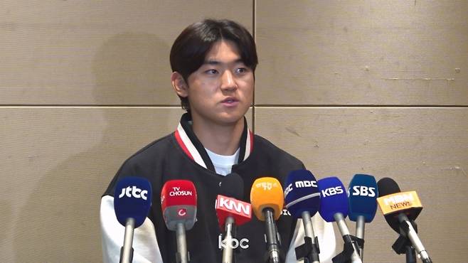 ▲ 20일 서울 롯데호텔월드에서 열린 2025 KBO 프로야구 미디어데이 백브리핑에서 취재진과 만난 김도영
