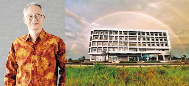 신간 ‘약속’을 펴낸 이용규 선교사는 자카르타국제대(JIU) 설립 과정에서 “하나님께 성패를 맡기되 주어진 일에 최선을 다하는 ‘능동적인 기다림’을 배웠다”고 했다. 사진은 이 선교사(왼쪽)와 JIU 본관인 케이에듀플렉스(K-Eduplex) 제1건물에 무지개가 뜬 모습. 규장 제공