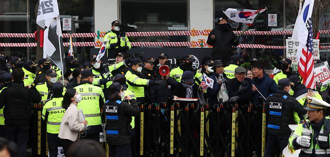 윤석열 대통령 탄핵 심판 선고 발표가 늦어지고 있는 지난 20일 오전 서울 종로구 헌법재판소 앞에서 경찰들이 탄핵 반대 시위자가 던진 계란 및 바나나가 1인 시위를 벗어난 행태라며 강제 해산을 시도하고 있다. /사진=뉴시스.
