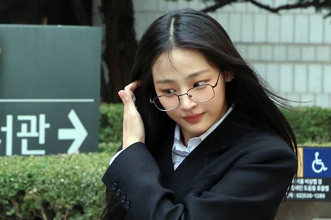 (서울=뉴스1) 황기선 기자 = 그룹 뉴진스 민지가 지난 7일 서울 서초구 서울중앙지방법원에서 어도어 측이 멤버들을 상대로 제기한 ‘기획사 지위보전 및 광고계약 체결 등 금지’ 가처분 첫 심문기일을 마친 후 법원을 나서고 있다. /사진=뉴스1.