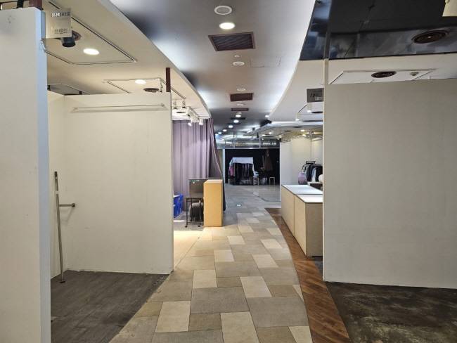 줄줄이 공실 20일 서울 동대문패션타운 쇼핑몰 ‘맥스타일’ 2층 대부분이 비어 썰렁한 모습을 보이고 있다. 맥스타일 공실률은 86%로 매장 10곳 중 9곳 가까이가 비어 있는 셈이다. 이날 만난 한 상인은 “예전에는 손님이 없어도 옷 재고를 지방 가게로 유통하는 방식으로 버텨왔는데, 지금은 받아줄 가게마저 폐업해 매출이 아예 없는 상황”이라고 했다.