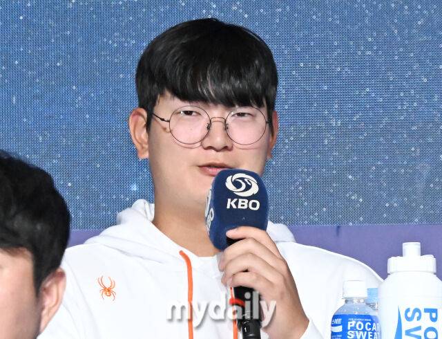 한화 김서현이 20일 오후 서울 잠실 롯데호텔 월드에서 진행된 '2025 프로야구 KBO 미디어데이'에서 이야기를 하고 있다.올시즌에는 맞춤형 피치클락 도입, 연장전 이닝 축소(12회→11회), 비디오판독 대상 확대 등 리그의 공정성을 강화하고 박진감 넘치는 경기를 선보이기 위한 다양한 조치들이 이루어 진다. 2025 KBO리그는 22일 오후 2시 잠실, 문학, 수원, 대구, 광주 등 5개 구장에서 일제히 개막한다./마이데일리