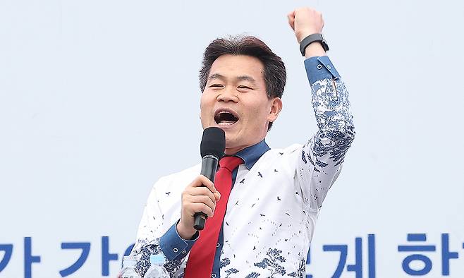 전한길 한국사 강사가 지난 15일 경북 구미시 구미역 앞에서 열린 세이브코리아 주최 윤석열 대통령 탄핵 반대 집회인 국가비상기도회에서 발언하고 있다. 연합뉴스