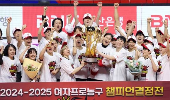 부산 BNK 선수들이 20일 부산 사직체육관에서 열린 2024~25 여자프로농구 챔피언결정전 3차전에서 아산 우리은행을 55-54로 물리치고 시리즈 3연승으로 창단 6년 만에 처음 정상을 밟은 뒤 우승 트로피를 들어 올리며 기뻐하고 있다. 부산 뉴시스