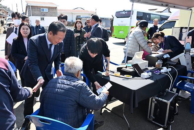 구인모 군수가 20일 마리면 영승마을에서 열린 '통합돌봄 버스' 사업 현장을 찾아 어르신들을 애로사항을 청취하고 있다. ⓒ거창군