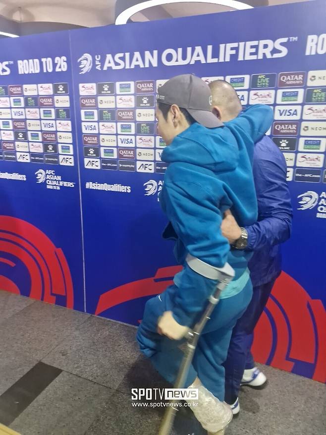 ▲ 목발을 짚고 경기장을 빠져나가는 이강인 ⓒ장하준 기자