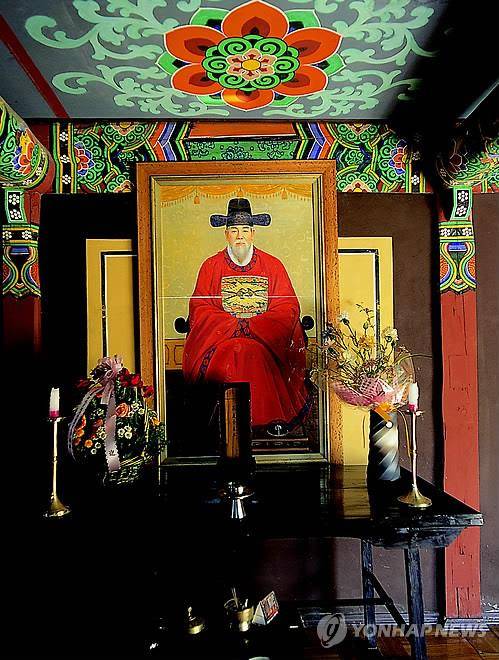 일본에서 태어나 조선으로 귀화한 '김충선 장군' (대구=연합뉴스) 광복 70년을 맞아 대구시 달성군 가창면 우록리 마을이 한일 우호의 상징으로 주목받고 있다. 이곳에는 일본에서 태어나 임진왜란 때 조선으로 귀화한 김충선(金忠善·1571∼1642년) 장군(일본명 사야가)의 후손들이 집성촌을 이뤄 생활하고 있다. 사진은 사당 녹동사(鹿洞祠)에 있는 김충선 장군 영정. 2015.7.3 <<달성 한일우호관>> suho@yna.co.kr