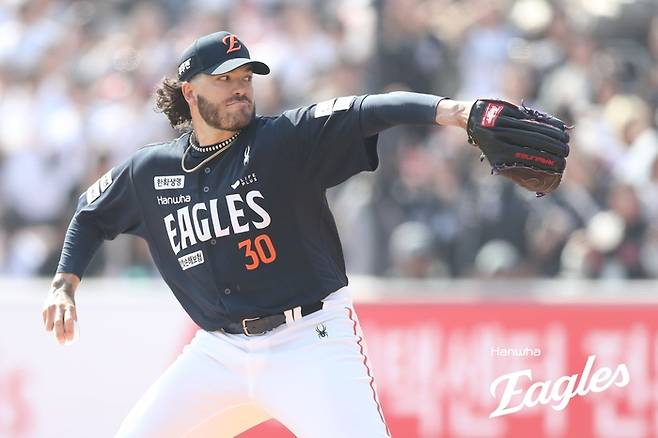 폰세는 22일 수원케이티위즈파크에서 열린 2025 KBO리그 KT와 개막전 선발 등판해 5이닝 7안타 4삼진 2실점을 기록했다. 사진 | 한화 이글스