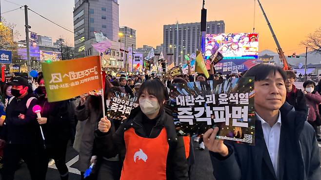 22일 오후 윤석열즉각퇴진·사회대개혁 비상행동(비상행동)이 주최한 탄핵 찬성 집회에서 한창민 사회민주당 대표가 행진하고 있다. /김도균 기자