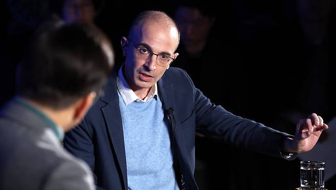 '사피엔스'의 저자이자 이스라엘의 세계적 석학인 유발 하라리 히브리대 전 교수가 22일 서울 여의도 국회 사랑재에서 더불어민주당 이재명 대표와 인공지능(AI)을 주제로 대담하고 있다./연합뉴스