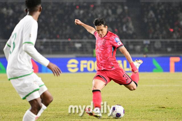 대한민국 축구대표팀 이태석이 20일 오후 경기도 고양종합운동장에서 진행된 '2026 국제축구연맹(FIFA) 북중미 월드컵 아시아지역 최종예선' 오만과의 경기에서 슛팅을 하고 있다./마이데일리