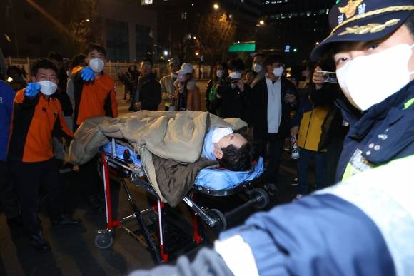 22일 윤석열 대통령 파면을 촉구하며 14일째 단식을 이어가던 김경수 전 경남도지사가 건강 악화로 병원으로 이송되고 있다. 2025.3.22 연합뉴스