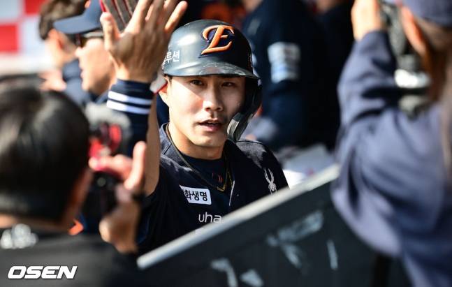 한화 심우준이 22일 수원 KT전 3회초 김태연의 적시타 때 홈을 밟고 더그아웃에 들어왔다.