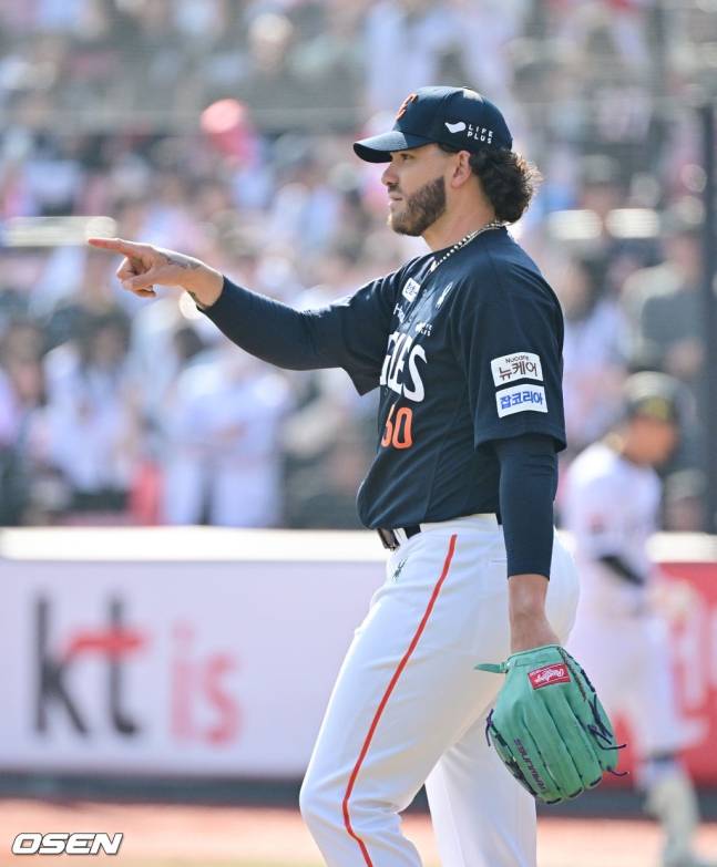 한화 선발 투수 코디 폰세가 22일 수원 KT전에서 5회말 심우준의 호수비에 인사하고 있다.