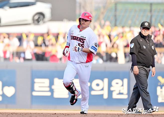 22일 오후 광주기아챔피언스필드에서 열린 '2025 신한 SOL Bank KBO리그' NC 다이노스와 KIA 타이거즈의 개막전 경기, 8회말 1사 2,3루 KIA 한준수가 스리런 홈런을 날린 후 그라운드를 돌고 있다. 광주, 김한준 기자