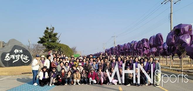 대회 일정을 마치고 자은도로 봄나들이에 나선 여성바둑연맹 회원들.(사진=신안군에서 MHN스포츠 엄민용 선임기자)