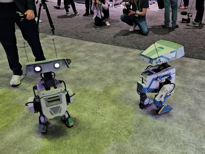 20일(현지시간) 미국 캘리포니아주 새너제이에서 열린 연례 개발자 컨퍼런스 'GTC 2025'에서 엔비디아의 로봇 모델 BDX 드로이드 '블루'가 현장 곳곳을 누비고 있다. 사진 박준이 기자