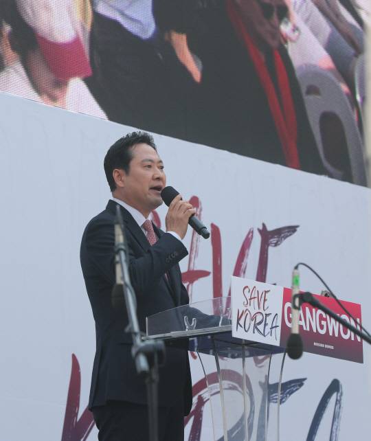 지난 3월22일 강원도청 앞 중앙로터리에서 개신교계 '세이브코리아'를 비롯한 보수단체의 윤석열 대통령 탄핵 반대 집회가 열린 가운데 장동혁 국민의힘 의원이 발언하고 있다. 장동혁 의원은 당초 지난해 12·3 비상계엄 사태 당시 국회의 계엄해제 요구 결의안 표결에 참여했지만, 표결을 주도한 한동훈 국민의힘 전 대표에게 등돌리고 친윤(親윤석열)·계엄옹호 집회에 적극 참석하고 있다.<연합뉴스 사진>