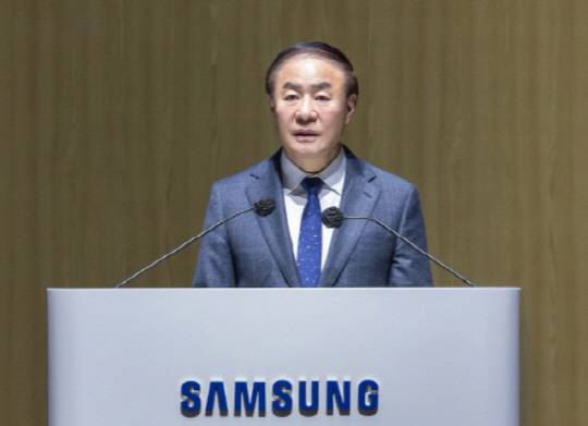전영현 삼성전자 DS부문장(부회장)이 19일 경기 수원컨벤션센터에서 열린 제56기 삼성전자 정기주주총회에서 발언하고 있다. <삼성전자 제공>