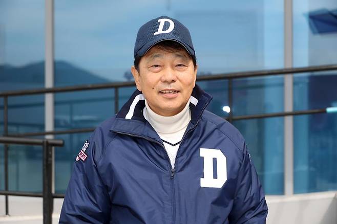 정수홍 에스앤에스텍 대표이사가 지난 달 25일 부산 기장군 현대차드림볼파크에서 열린 '2025 롯데자이언츠·파이낸셜뉴스배 명문고 야구열전'에서 시구자로 나선 뒤 기념촬영을 하고 있다. 사진=서동일 기자