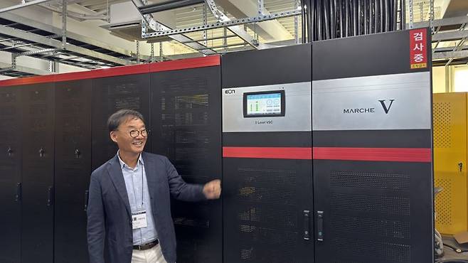 2025-1차 이노비즈 PR-day에서 강승호 이온 대표가 전압보상기 제품에 대해 설명하고 있다. 사진=신지민 기자