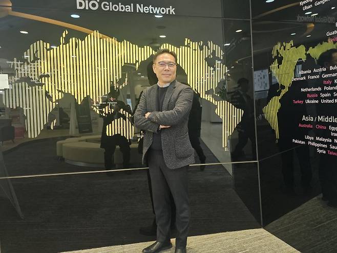 김종원 디오 대표가 디오 해운대 센텀에 있는 본사 사업 홍보관에서 포즈를 취하고 있다. 사진=변옥환 기자