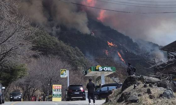 22일 오후 1시30분쯤 경남 산청군 시천면 민가 가까이 산불이 번지고 있다. 안대훈 기자