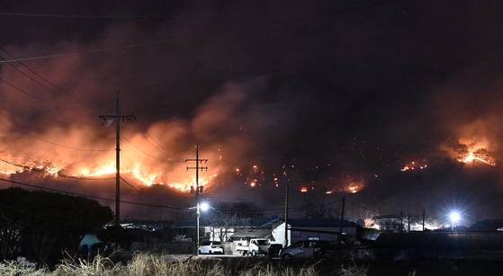 경남 산청군 시천면에서 시작된 산불이 22일 밤 산청군 단성면 자양리와 하동군 옥종면 두양리 경계지점까지 번져 불타고 있다. 송봉근 기자