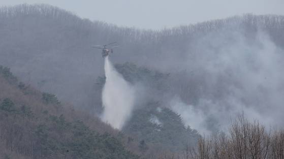 경남 산청군에서 시작된 산불이 사흘재 계속되고 있는 23일 경남 산청군 시천면에서 헬기가 물을 뿌려 진화하고 있다. 송봉근 기자
