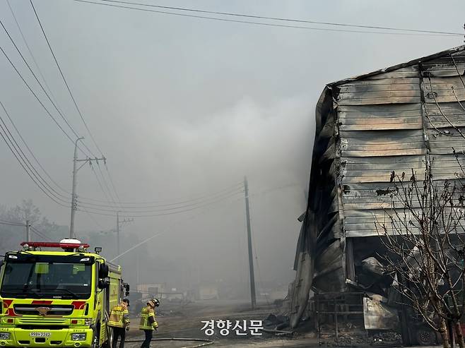 23일 소방대원들이 경북 의성군 의성읍 한 농업회사법인 건물에서 진화 작업을 벌이고 있다. 백경열 기자