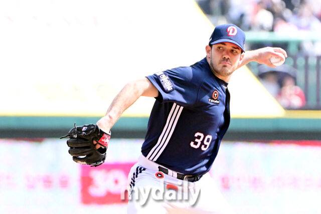 두산 선발 잭로그가 23일 인천 SSG랜더스필드에서 진행된 ‘2025 신한 SOL BANK KBO리그’ 두산-SSG의 경기에서 역투를 펼치고 있다./인천 = 곽경훈 기자