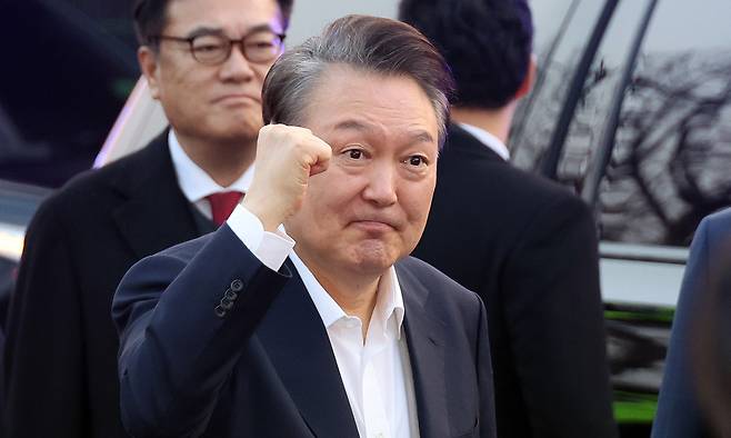 지난 8일 서울구치소에서 석방된 윤석열 대통령이 서울 한남동 관저 앞에서 차에서 내려 지지자들에게 손을 들어 보이고 있다.연합뉴스