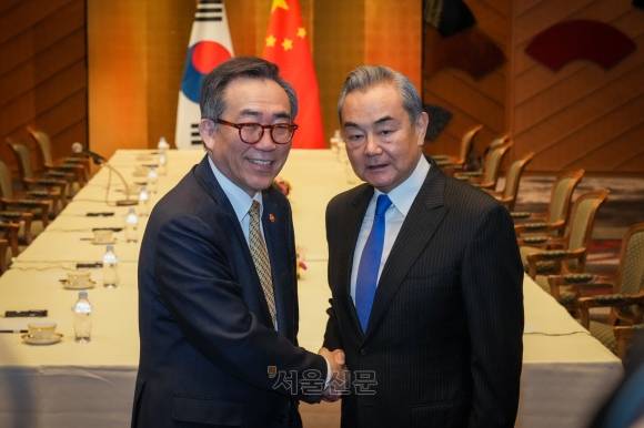 조태열(왼쪽) 외교부 장관이 21일 왕이 중국공산당 중앙외사판공실 주임(외교부장 겸임)과 회담에서 기념촬영을 하고 있다. 2025.3.21 외교부 제공