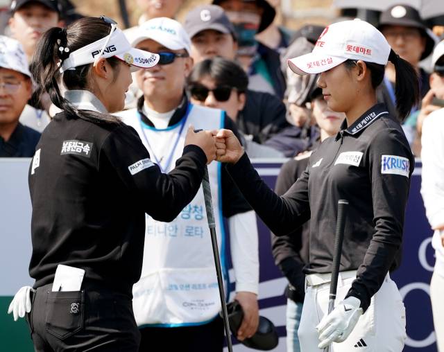 23일 전남 여수 디오션 컨트리클럽에서 열린 신비동물원·디오션 컵 골프 구단 대항전에 출전한 롯데 골프단 이소영(왼쪽)과 황유민. 사진 제공=크라우닝
