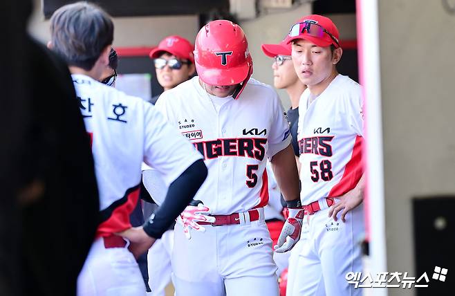 22일 오후 광주기아챔피언스필드에서 열린 '2025 신한 SOL Bank KBO리그' NC 다이노스와 KIA 타이거즈의 개막전 경기, 3회말 1사 KIA 김도영이 좌전안타를 날린 후 고통을 호소하며 경기장을 빠져나가고 있다. 엑스포츠뉴스 DB