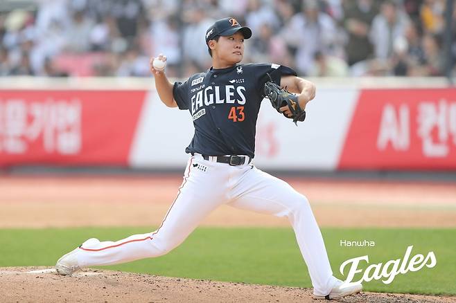 한화 이글스 신인 투수 정우주가 23일 수원 KT위즈파크에서 열린 KT 위즈와의 원정경기에 구원 등판해 투구하고 있다. 한화 이글스